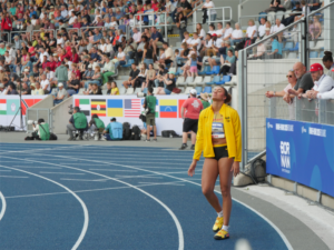 Joyce läuft durch das Stadion und schaut frustriert nach oben.