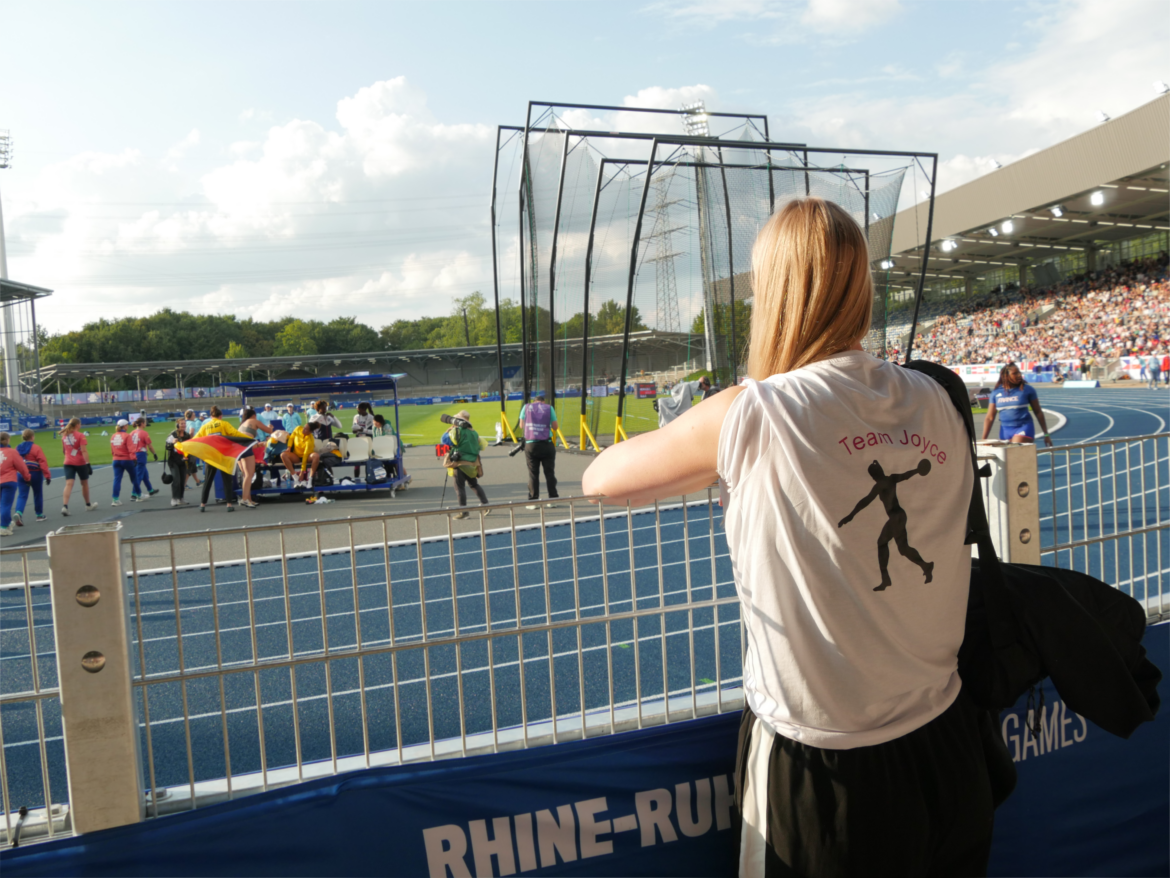 Eine Frau mit Fan-Shirt mit der Aufschrift "Team Joyce"
