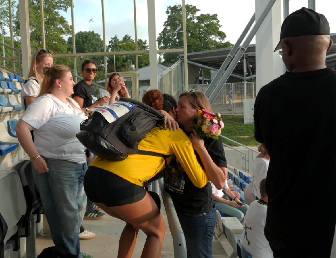 Joyce umarmt ihre Mutter nach ihren Würfen.