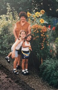 Serfinaz mit ihren Enkelinnen Lisa und Sara