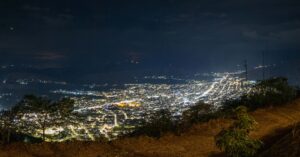 Die peruanische Stadt Jaén bei Nacht von einem Aussichtspunkt aus fotografiert.