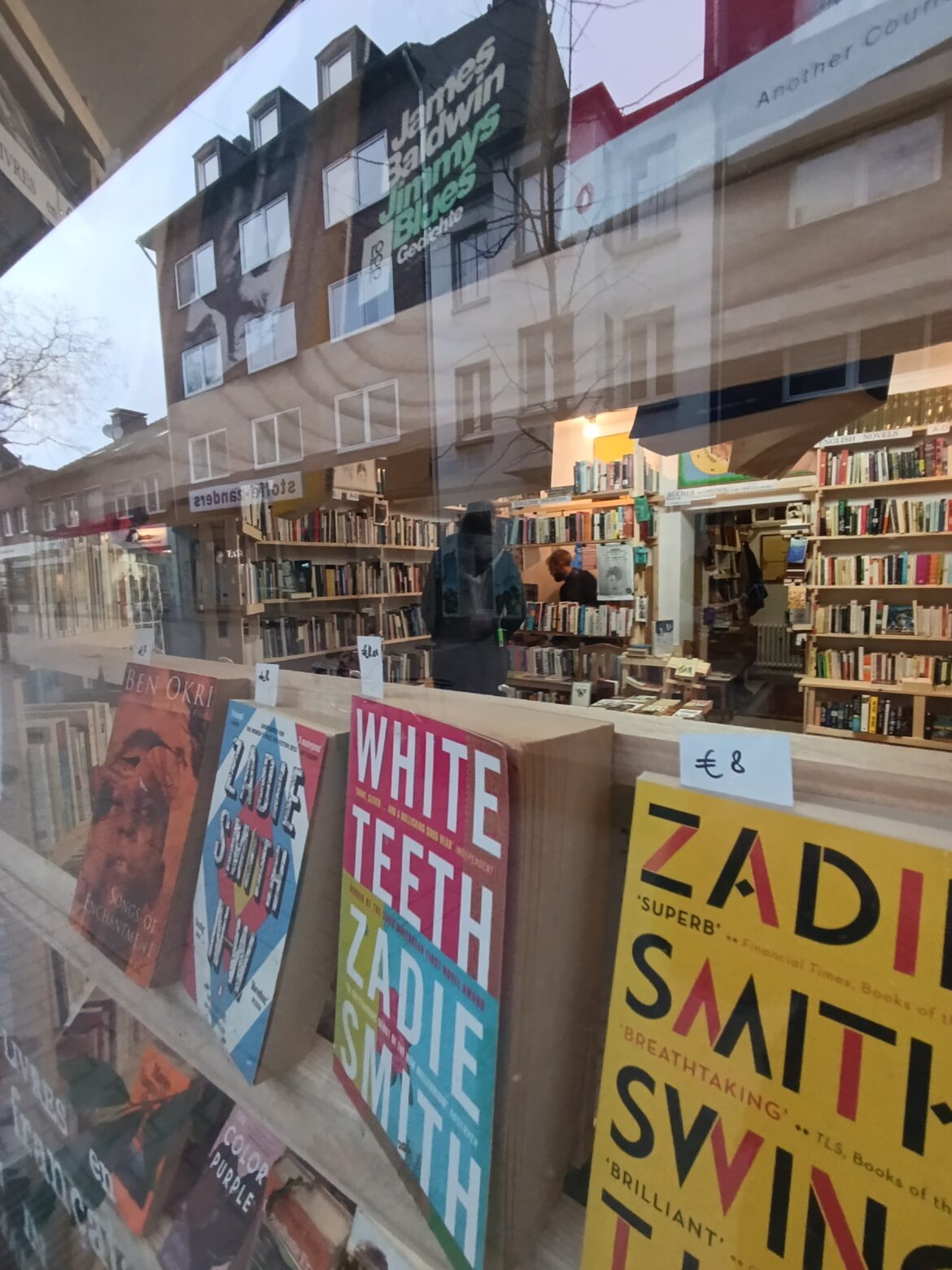 Im Schaufenster des Orinoco spiegeln sich andere Gebäude der Wallstraße