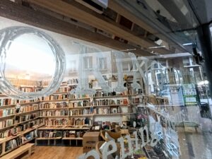 Mit weißer Schrift steht Orinoco auf dem Schaufenster