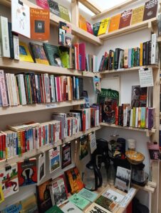 Die kleine Teeküche ist in einem Bücherregal integriert. Foto: Lia Rodehorst