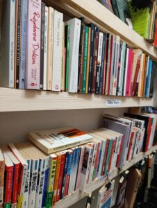 Ein Regal voller türkischer Bücher