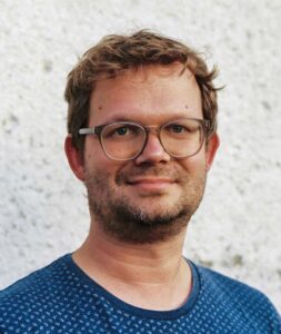 Ein Portrait des Filmemachers, der das Thema internationale Freiwilligenarbeit behandelt.