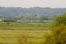Eine S-Bahn fährt durch das Ruhrgebiet.
