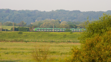 Eine S-Bahn fährt durch das Ruhrgebiet.