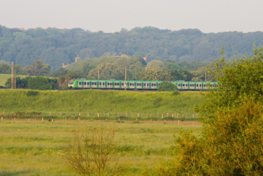 Eine S-Bahn fährt durch das Ruhrgebiet.