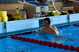 Maurice Wetekam am Schwimmbeckenrand