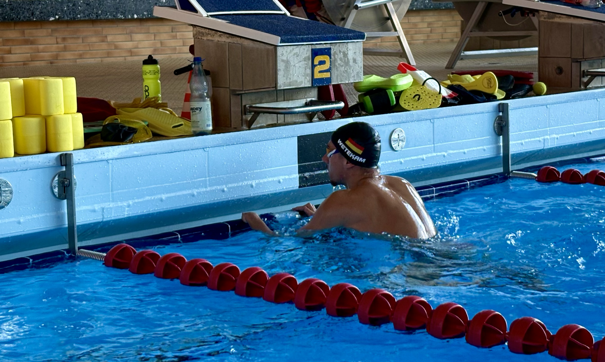Maurice Wetekam am Schwimmbeckenrand